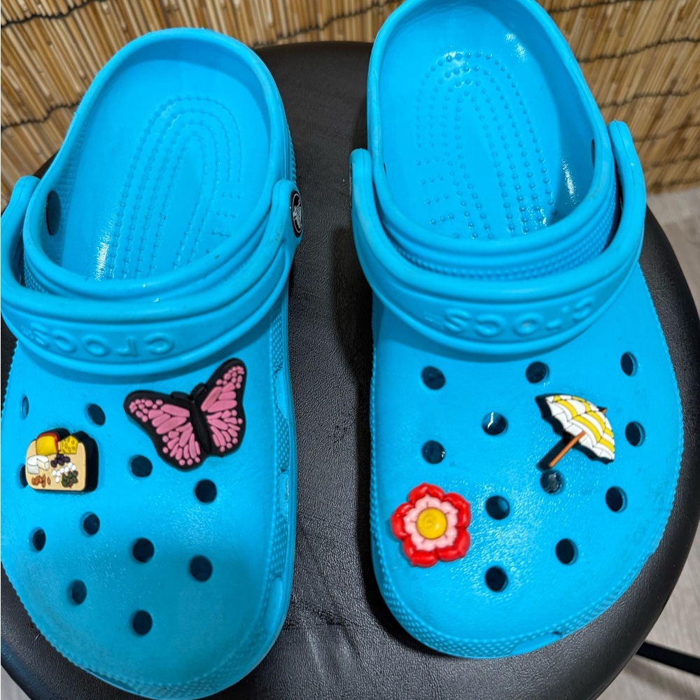 CROCS Kids Clog in Bright Turquoise with Fun Charms M4/W6